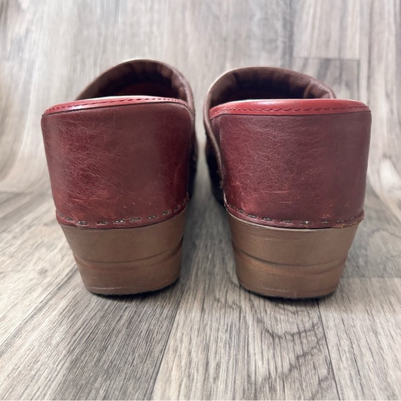 Sanita Closed Back Clogs Size 37
Burgundy Red Leather US 6
Comfort Slip On - Picture 6 of 14